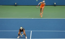 La Française Kristina Mladenovic (devant) et sa partenaire de double, la Hongroise Timea Babos, lors de l'US Open 2019, à New York, le 3 septembre