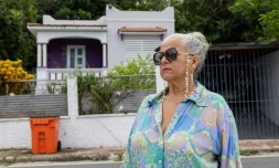 Gloria Cuevas devant son ancienne maison convertie en Airbnb à Rincon, le 14 juillet 2025 à Porto Rico