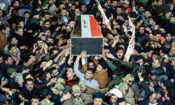 Le cercueil d'Abou Mehdi al-Mouhandis, numéro deux du Hachd al-Chaabi est porté par des Irakiens à Najaf, le 4 janvier 2020