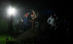 Des fossoyeurs descendent Ă la hĂąte des cercueils dans les fosses, le 8 juin 2020 dans un cimetiĂšre Ă Managua