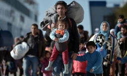 Des milliers de migrants et de réfugiés débarquent au port du Pirée, à Athènes, le 1er février 2016, en provenance des îles de Lesbos et Chios