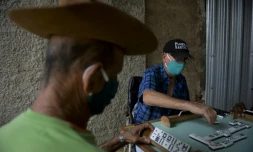 Deux amis cubains se retrouvent pour une partie de dominos, le 18 juin 2020 à San José de Las Lajas, dans la province de Mayabeque, à l'est de La Havane