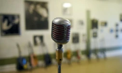 Un microphone dans un ancien studio d'enregistrement