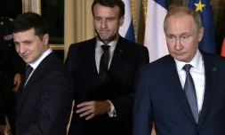 Le président ukrainien Volodymyr Zelensky (gauche) et son homologue russe Vladimir Poutine (droite), lors d'une rencontre à Paris le 9 décembre 2019 en présence du président français Emmanuel Macron (centre)