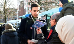 Un militant de "La France insoumise" de Mélenchon tracte le 15 février 2015 à Roubaix
