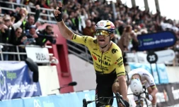 Le Belge Wout Van Aert (Visma Lease a bike) célÚbre sa victoire devant le SlovÚne Tadej Pogacar au vélodrome de Roubaix lors de Paris-Roubaix le 12 avril 2026