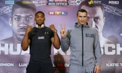 Le Britannique Anthony Joshua (g) et l'Ukrainien Wladimir Klitschko pose lors d'une conférence de presse, le 27 avril 2017 à Londres
