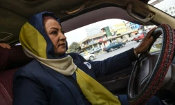Parisa Haidary, au volant de son minibus à Kaboul, le 31 octobre 2019 en Afghanistan