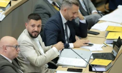 Tobias Rausch (2e g), membre de l’AfD, aux côtés d'Ulrich Siegmund (d), tête de liste de l'AfD lors des élections régionales en Saxe-Anhalt, lors de la première séance du parlement régional de Magdebourg, le 6 octobre 2026 dans l’est de l’Allemagne