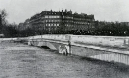 Le Pont de l'Alma à Paris, lors de la grande inondation de 1910