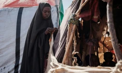 Salado Adan Mohamed, 26 ans et mÚre de trois enfants, arrange son abri de fortune dans le camp de déplacés de Muuri à Baidoa (Somalie), le 13 février 2022.