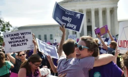 Des manifestants réagissent après une décision de la Cour suprême réaffirmant le droit à l'avortement, le 27 juin 2016 à Washington