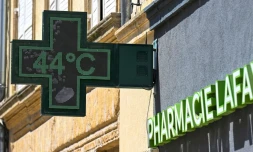 L'enseigne d'une pharmacie indique la température de 44°C à Thionville, dans le nord-est de la France, le 26 juin 2026