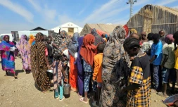 Des personnes déplacées attendent pour recevoir de l'aide, dans un camp de réfugiés à Gedaref, au Soudan, le 6 février 2026