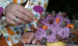 Lorenzo Saa, créateur du compte Instagram @covid19replicas, travaille sur l'une de ses oeuvres, le 14 mai 2020 à Londres