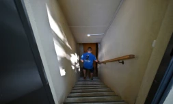 L'avocat Kyrylo Barachkov descend un escalier pour accéder à son bunker, dans la banlieue de Kiev, le 10 juillet 2023 en Ukraine