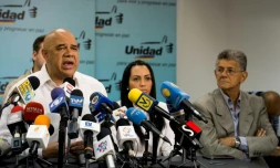 L'opposant vénézuélien  Jesus Torrealba (g), et le président de l'Assemblée nationale  Henry Ramos Allup (d), lors d'une conférence de presse à Caracas, le 5 septembre 2016