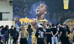 Des supporters des Lakers devant une fresque en hommage à Kobe Bryant à Los Angeles le 27 janvier 2020