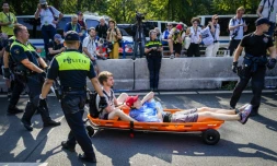 Des policiers délogent des activistes du mouvement écologiste Extinction Rebellion qui bloquent une autoroute, le 9 septembre 2023 à La Haye, aux Pays-Bas