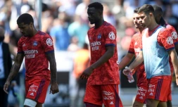 Les joueurs lyonnais quittent la pelouse d'Angers, après leur défaite (3-0), lors de la 2e journée de L1, le 15 août au Stade Raymond Kopa