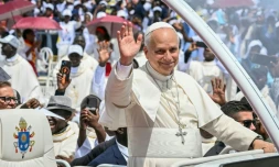 Le pape Léon XIV à bord de la papamobile salue la foule à son arrivée pour célébrer une messe sur l'esplanade de Saurimo, le 20 avril 2026 en Angola