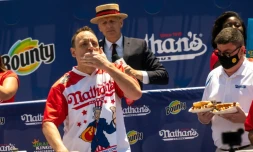 Le champion des mangeurs de hot dogs Joey Chestnut le 4 juillet 2021 Ă New York