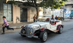 Mounir al-Chandi, un passionné de voitures anciennes, conduit sa Gazelle Mercedes-Benz de 1929, le 5 juin 2023 à Gaza