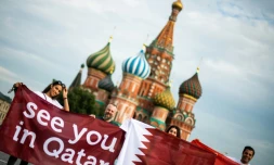 Des personnes déploient une banderole "à bientôt Qatar" sur la Place Rouge de Moscou, à la veille de la finale du Mondial-2018 en Russie, le 14 juillet 2018