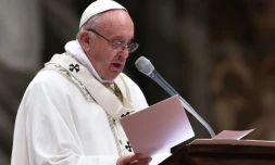 Le pape François  célébre la Veillée pascale dans la basilique Saint-Pierre, le 26 mars 2016 au Vatican
