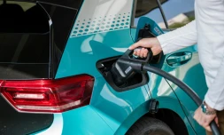 Les voitures hybrides et électriques ont poursuivi leur conquête des marchés européens au premier trimestre, a indiqué l'Association des constructeurs européens
