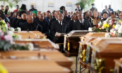 Le président sud-africain Cyril Ramaphosa au premier rang des participants à l'hommage aux victimes, à East London le 6 juillet 2022