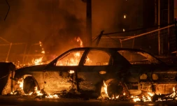 Une voiture incendiée lors de heurts entre la police et des manifestants à Minneapolis le 27 mai 2020, suite à la mort d'un homme nor suite à son interpellation musclée