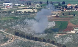 Une colonne de fumée s'élève du site d'un bombardement à l'artillerie israélien dans le village de Yohmor, dans le sud du Liban, le 22 mars 2025