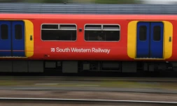 Un train de la compagnie ferroviaire South Western Railway à la gare de Clapham Junction, à Londres, le 20 mai 2021