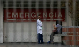 Un médecin se tient devant hôpital Ana Francisca Perez de Leon à Caracas, pendant la panne de courant, le 8 mars 2019