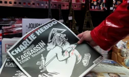 Un numéro de Charlie Hebdo un an après les attaques, dans un kiosque à Paris le 6 janvier 2016