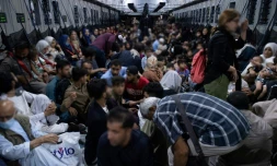 Photo fournie par l'Etat-major français des Armées le 26 août 2021, montrant des personnes évacuées de l'aéroport de Kaboul à bord d'un avion militaire français 