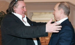 Le président russe Vladimir Poutine (à droite) salue l'acteur français Gérard Depardieu à la résidence de Poutine à Sotchi, au bord de la mer Noire, le 5 janvier 2013
