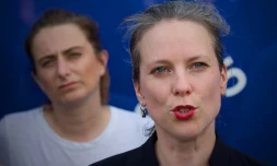 Marine Tondelier (g), la patronne des écologistes, et Lucie Castets, candidate du "Nouveau Front populaire" (NFP) au poste de Premier ministre, le 31 juillet 2024 à la Chapelle-Saint-Mesmin, près d'Orleans