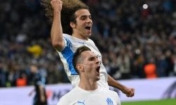 La joie des Marseillais Mattéo Guendouzi (haut) et Arkadiusz Milik après un but de ce dernier sur penalty contre la Lazio Rome en Ligue Europa, le 4 novembre 2021 au Stade Vélodrome 