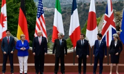 (g-d): le Premier ministre canadien Justin Trudeau, la Chancelière allemande Angela Merkel, le président américain Donald Trump, le Premier ministre italien Paolo Gentiloni, le président français Emmanuel Macron, le Premier ministre japonais Shinzo Abe et la Première ministre britannique Theresa May posent pour la photo de famille lors du G7, le 26 mai 2017 à Taormina, en Sicile