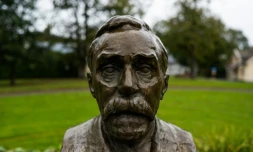 Buste d'Alfred Nobel devant le manoir de Bjoerkborn à Karlskoga en Suède, le 16 septembre 2021