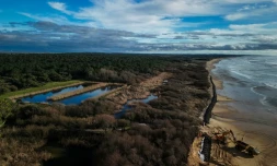 Vue aérienne de la lagune de Trillou, sur l'île d'Oléron, où des travaux sont en cours pour protéger les bassins d'infiltration face à l'érosion côtière, le 28 janvier 2026 à Le-Grand-Village-Plage, en Charente-Maritime