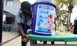 Un étudiant se désinfecte les mains avant la reprise des cours à Magboro (sud-ouest du Nigeria) le 4 août 2020