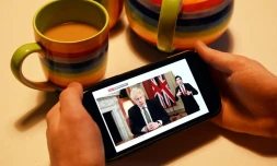 Sur un écran de téléphone portable, le Premier ministre britannique Boris Johnson annonce le nouveau confinement, à Londres, le 4 janvier 2020