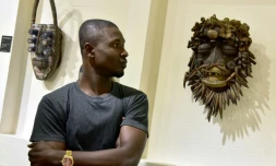 Un visiteur contemple un masque africain au musée des civilisations à Abidjan, le 29 septembre 2017, dans le cadre de l'exposition "Renaissance"