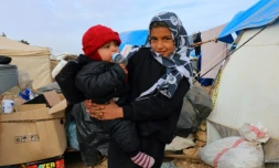 Des déplacés syriens tentant de se protéger du froid au camp d'Aïn Issa dans le nord de la Syrie, le 18 décembre 2017