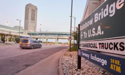 Une voiture s'apprête à entrer aux Etats-Unis en traversant le Rainbow Bridge, qui relie la province canadienne de l'Ontario à l'Etat américain de New York , le 7 novembre 2021