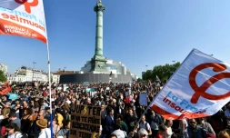 Des militants de la La France insoumise (LFI) manifestent place de la Bastille, le 5 mai 2018 à Paris