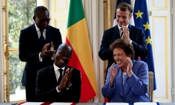 Emmanuel Macron, le président du Bénin Patrice Talon (debout) Roselyne Bachelot et le ministre béninois du Tourism Jean-Michel Abimbola, à l'Elysée le 9 novembre 2021